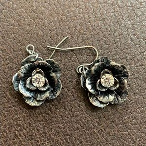Flower dangle earrings